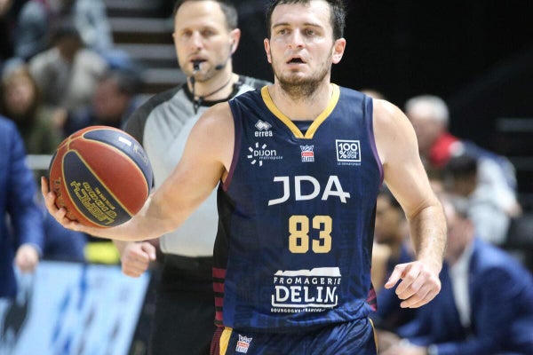 Clash avec son mentor, fin en eau de boudin… : laissé sur le carreau par Dijon, le basketteur varois Axel Julien se retrouve sur le marché